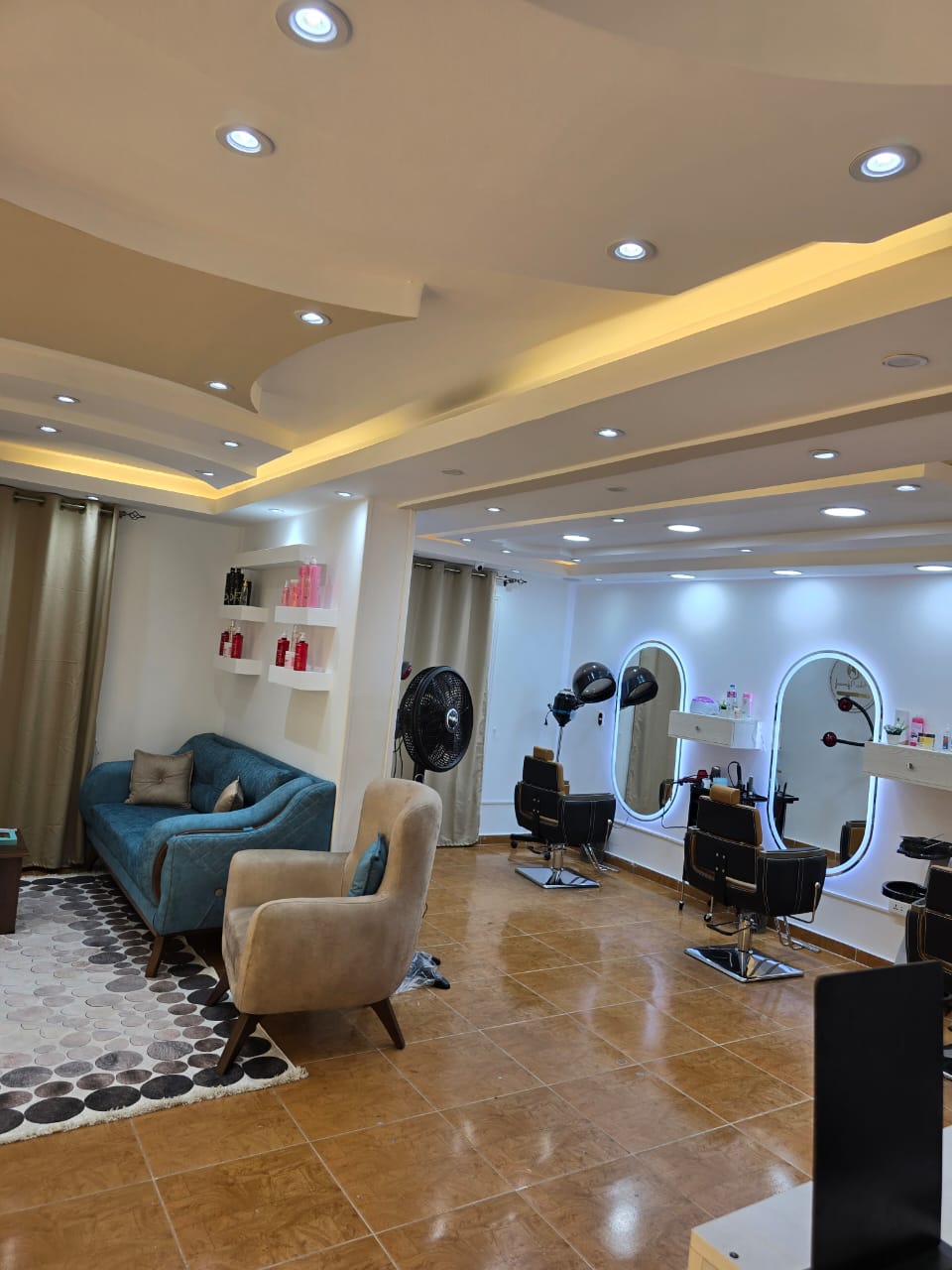 مكتب ومرايا الصالون